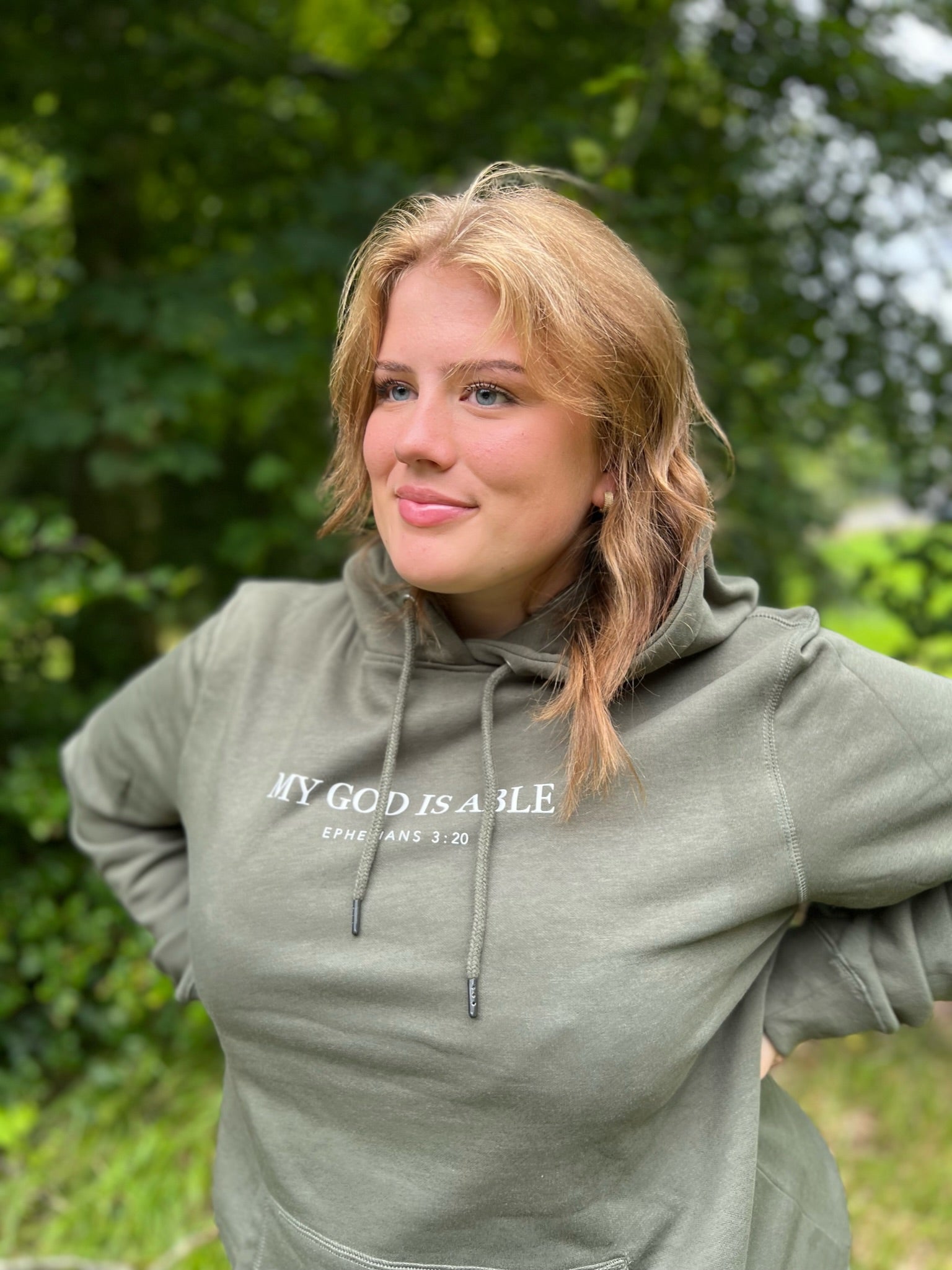 MY GOD IS ABLE - grønn unisex hettegenser