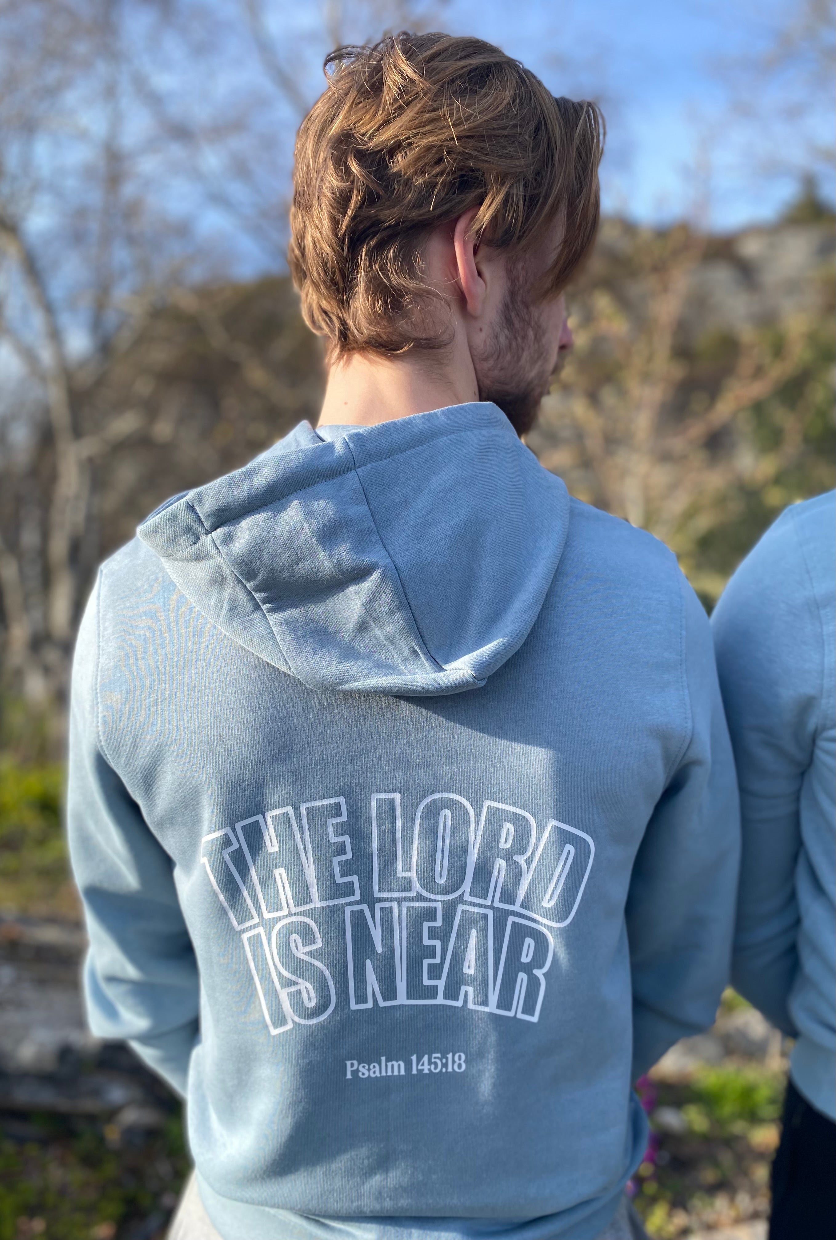 The Lord is near- unisex hettegenser med hvit skrift