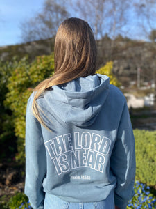 The Lord is near- unisex hettegenser med hvit skrift